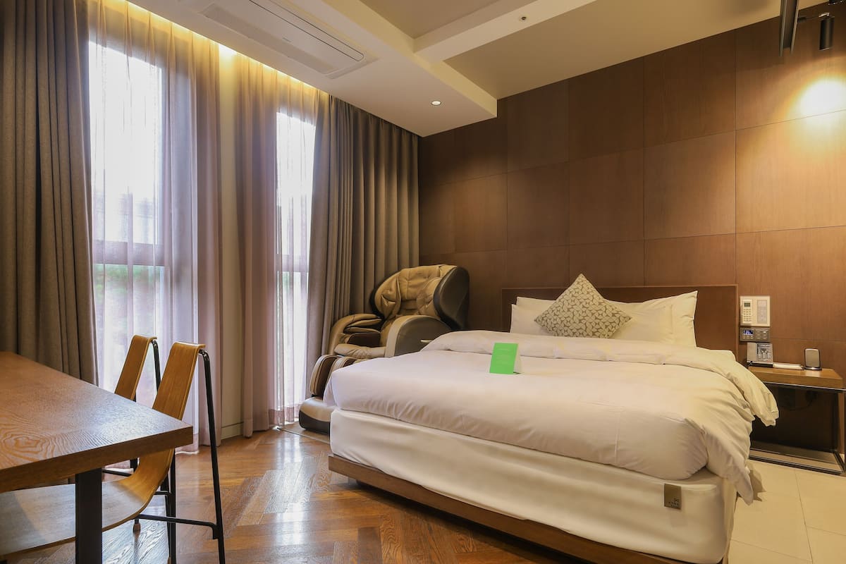 royal suite | down duvets, memory-foam beds, desk, laptop workspace