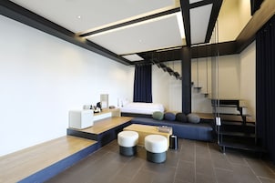 Cubrecamas, colchones con efecto memoria y escritorio