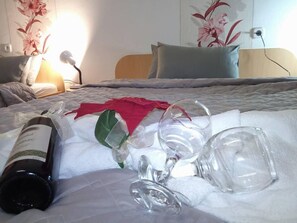 Minibar, escriptori, wifi gratuïta i roba de llit 