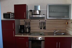 Kühlschrank, Mikrowelle, Ofen, Herdplatte
