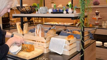 Desayuno buffet los fines de semana (EUR 17 por persona)
