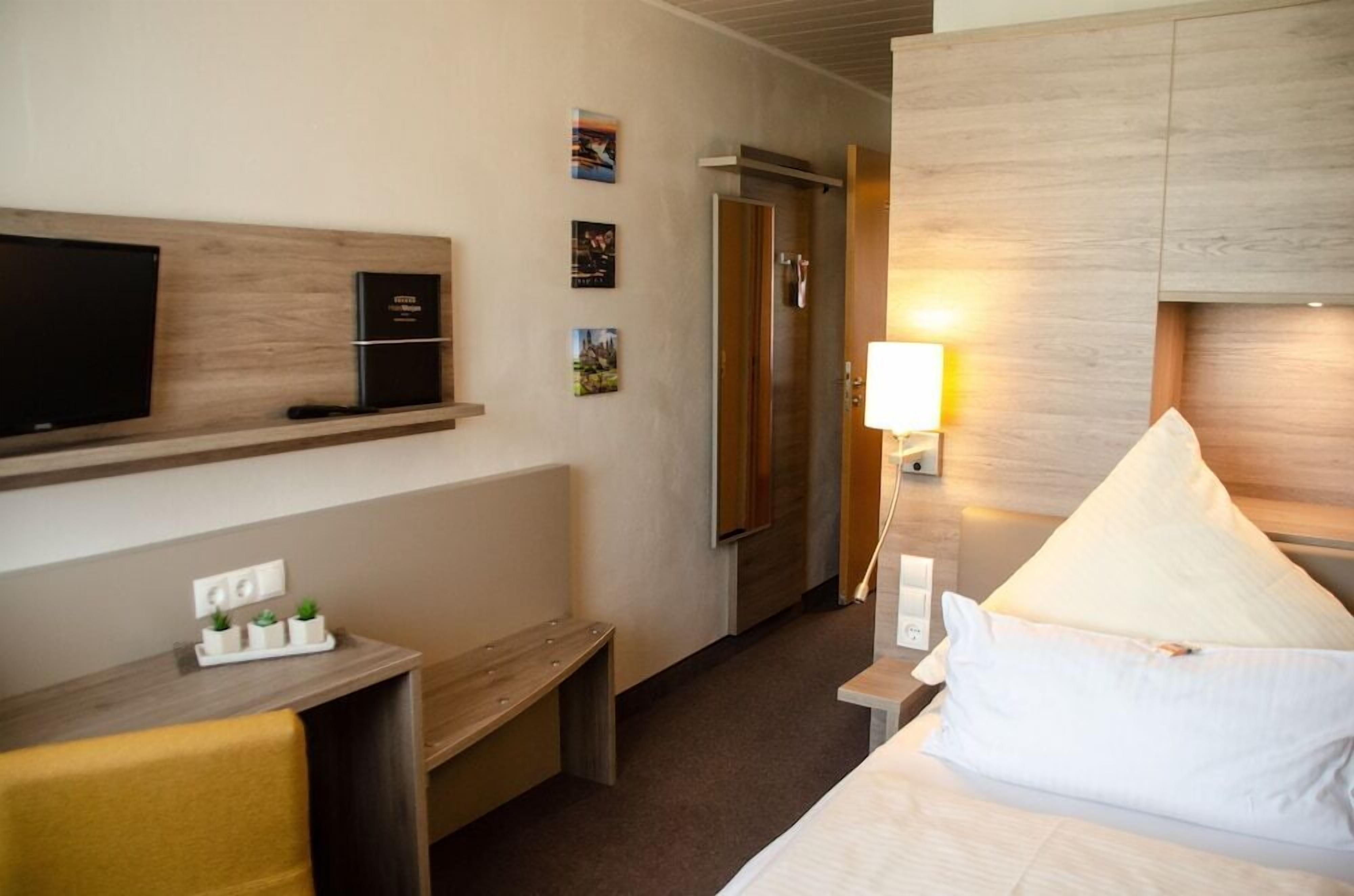 Minibar, coffre-fort, bureau