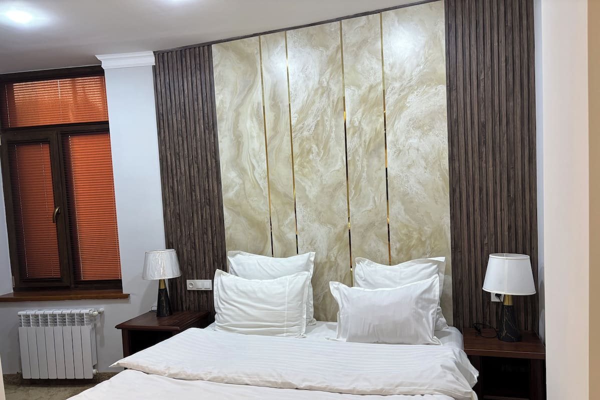 Kamar Double Deluks | Meja kerja, kedap suara, setrika/meja setrika, dan Wi-Fi gratis