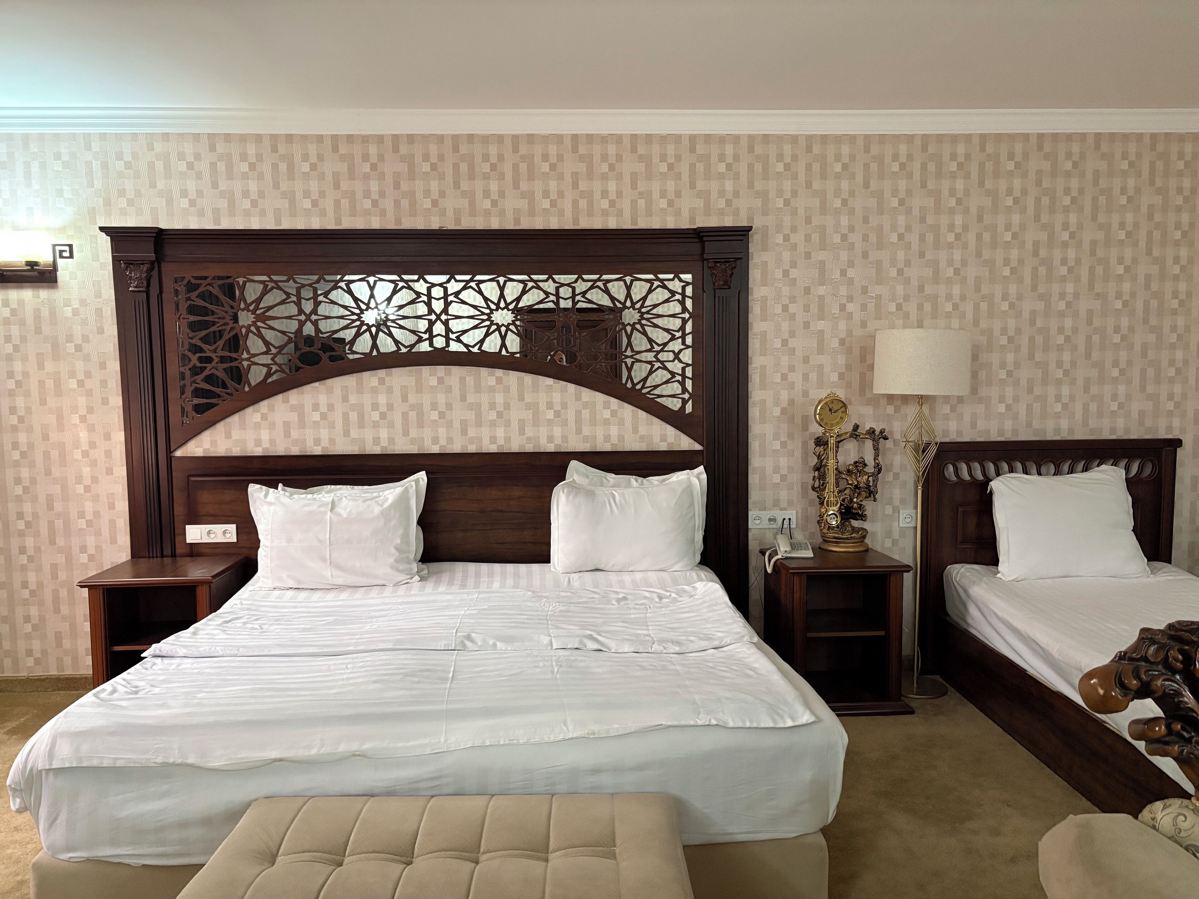 Meja kerja, kedap suara, setrika/meja setrika, dan Wi-Fi gratis