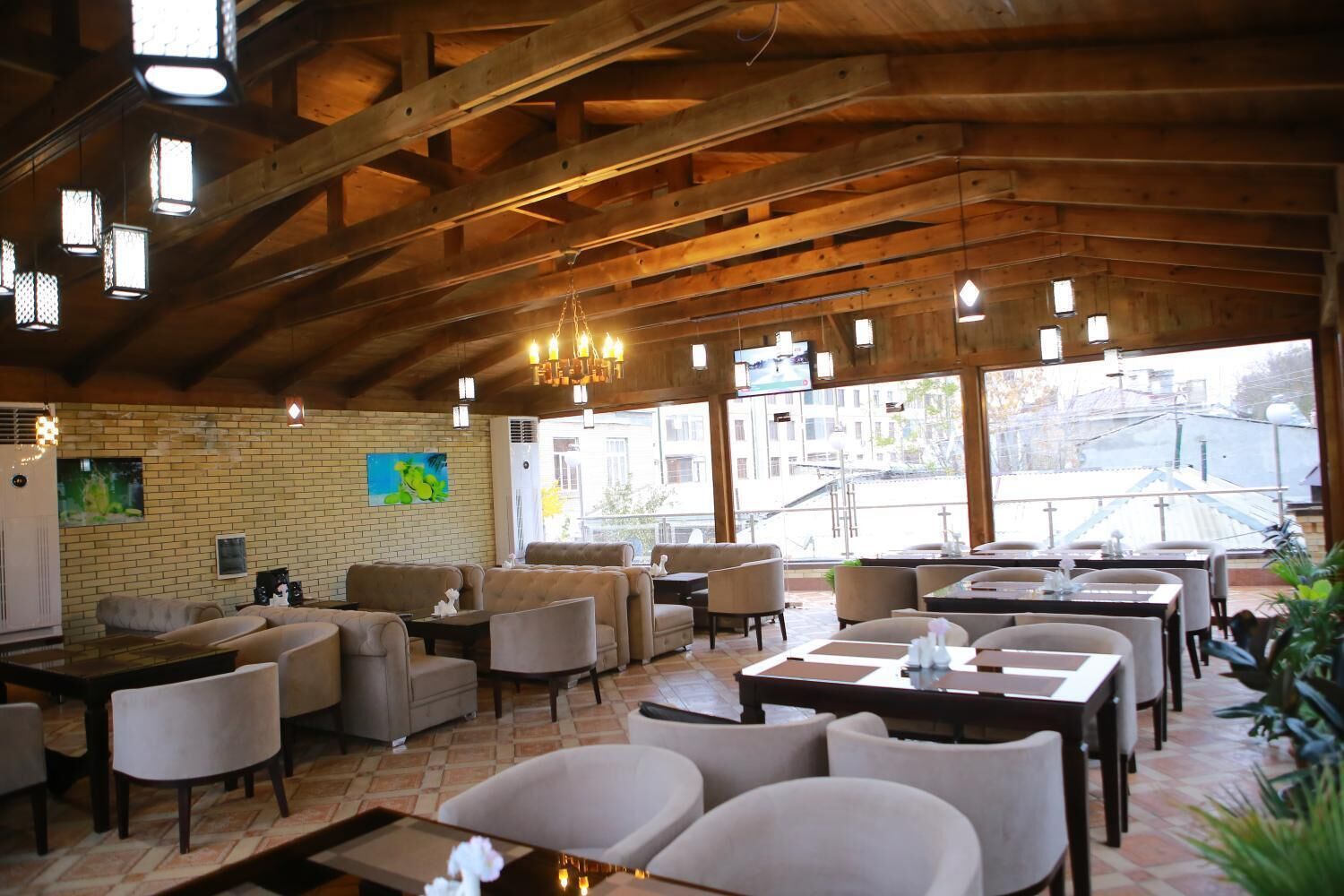 Se sirven cenas, restaurante con mesas al aire libre