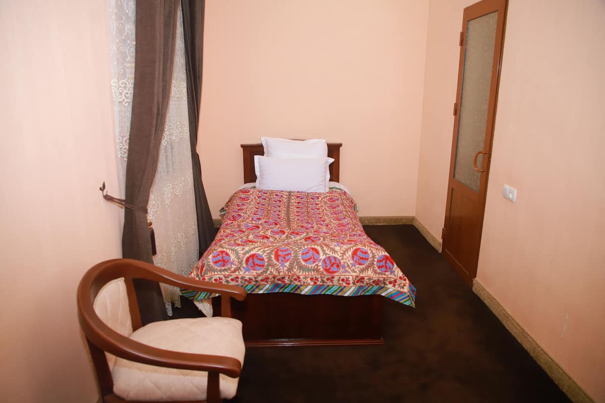 Kamar Single Standar | Kamar mandi | Kombinasi shower/bathtub, bathtub besar, dan perlengkapan mandi gratis
