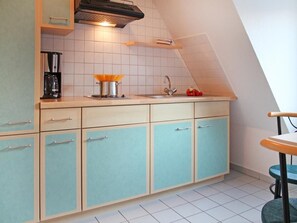 Køleskab, kaffe-/temaskine, elkedel