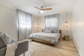 3 habitaciones, tabla de planchar con plancha, wifi y ropa de cama 