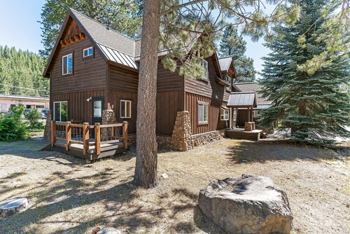 Heart of Truckee - Dog Friendly Home in Central Truckee, Kid's Room, Walk to Shops and Restaurants,