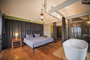 Dúplex panorámico, varias camas | Área de sala de estar | Televisión de pantalla plana