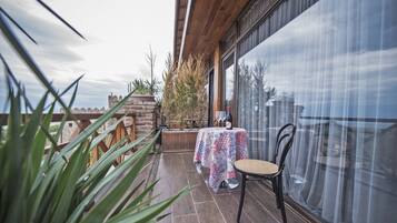 Standard Double Room Single Use, Multiple Beds | Lanai