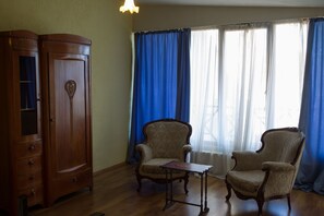 Familienzimmer, Mehrere Betten | Wohnbereich | Flachbildfernseher