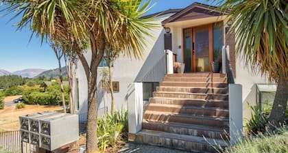 Lake and Mountain Ridge - Queenstown Apartment