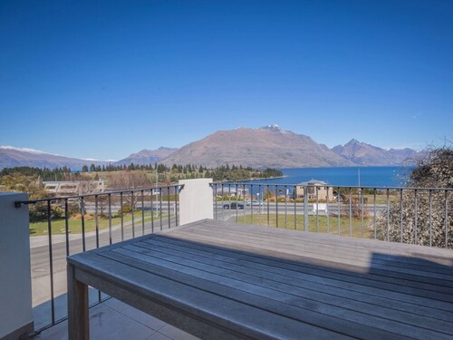 Lake and Mountain Ridge - Queenstown Apartment
