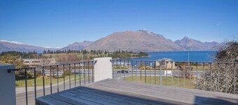 Lake and Mountain Ridge - Queenstown Apartment