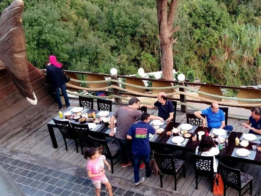 Frokost med lokale retter er inkludert hver dag