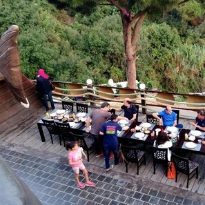 فطور من الأطباق المحلية مجانًا يوميًا