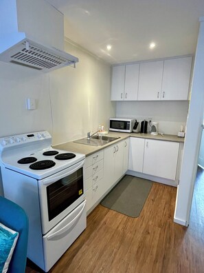 Fridge, microwave, oven, toaster - OK Holiday Unit #6 - Queenstown Holiday Apartment (Queenstown)
