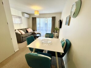 Dining - OK Holiday Unit #6 - Queenstown Holiday Apartment (Queenstown)