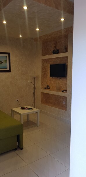 Apartment, 1 Schlafzimmer, Erdgeschoss | Wohnzimmer | Flachbildfernseher