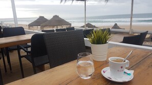 Outdoor dining - Villa with pool 5 minutes from the beach and golf (Seixal)