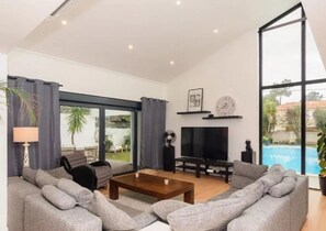 TV, fireplace, table tennis, books - Villa with pool 5 minutes from the beach and golf (Seixal)