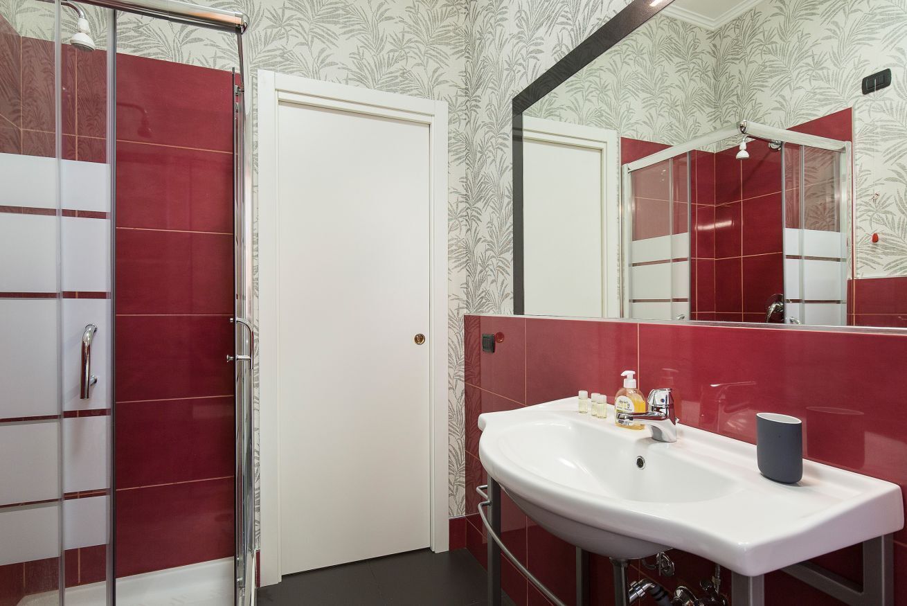 Shower, bidet, towels, shampoo