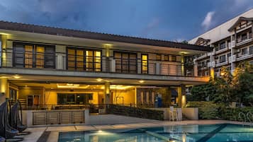 4 outdoor pools, open 7:00 AM to 9:00 PM, pool umbrellas, pool loungers