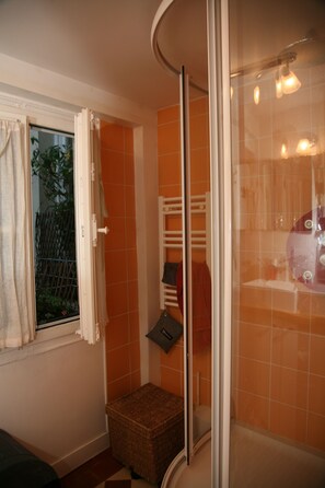 Bathroom - APARTMENT 65 m2 near Notre-Dame (Paris)