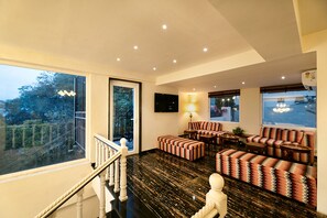 Lobby sitting area - EllBee Mussoorie Hills (Dehradun)