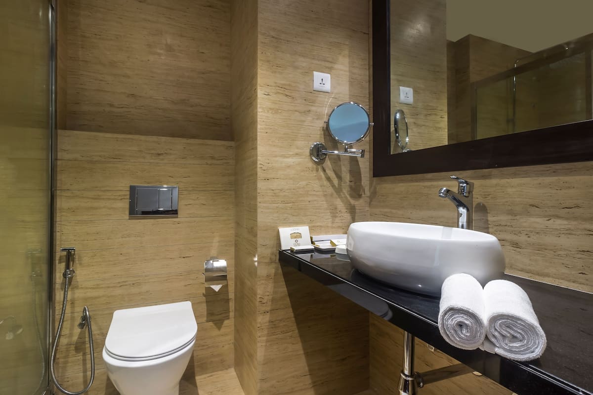 premier room, mountain view | bathroom | shower, rainfall showerhead, free toiletries, hair dryer