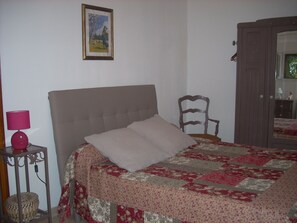 1 Schlafzimmer, Schreibtisch, Bügeleisen/Bügelbrett, Reisekinderbett