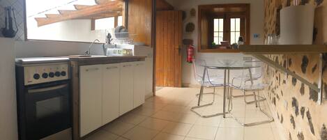 Réfrigérateur, four, cafetière/bouilloire, grille-pain