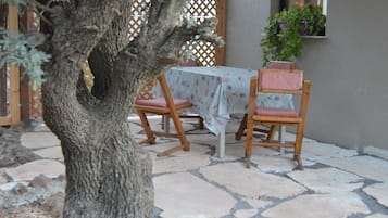 Classic Cabin, Garden View | Terrace/patio