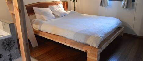 Cabaña Deluxe, 1 cama Queen size | Decoración personalizada, muebles diferentes y cortinas blackout