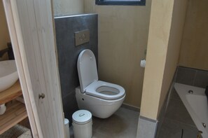 Classic Cabin, Garden View | Bathroom | Towels, soap, shampoo, toilet paper - Hamakom Belrom (El-Rum)