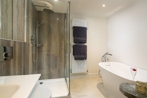 Badewanne, Haartrockner, Handtücher, Seife