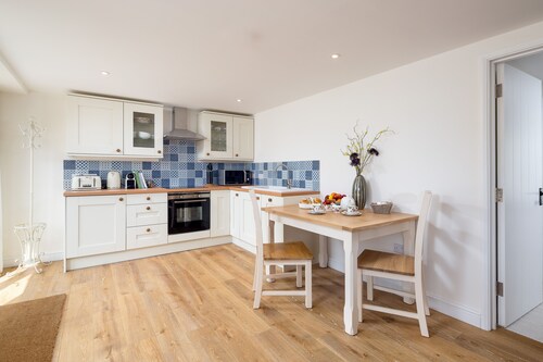 Barn End at Woodcock Farm - cosy and stylish flat on a farm near Bath