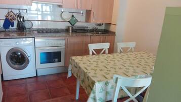 Een koelkast, een magnetron, een oven, een kookplaat