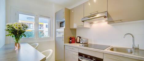 ثلاجة، غسالة أطباق، ماكينة لصنع القهوة/الشاي، غلّاية كهربائية