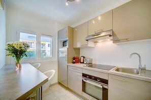 Fridge, dishwasher, coffee/tea maker, electric kettle - 2 double bedroom apartment with balcony La Croisette Cannes center sleeps 6 ppl (Cannes)