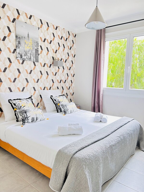 2 bedrooms, desk, iron/ironing board, free WiFi - 2 double bedroom apartment with balcony La Croisette Cannes center sleeps 6 ppl (Cannes)