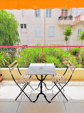 Outdoor dining - 2 double bedroom apartment with balcony La Croisette Cannes center sleeps 6 ppl (Cannes)