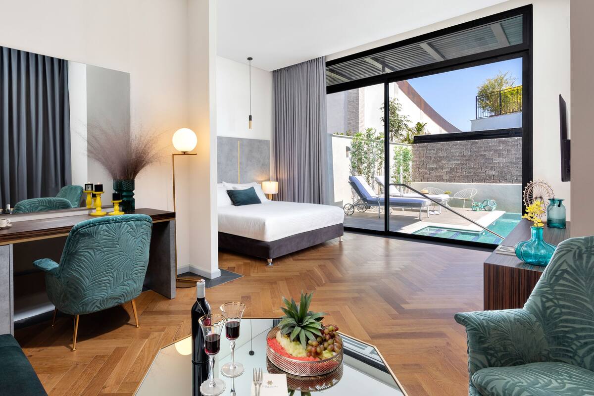 Ruby Luxurious Large Garden, Privet pool & Hot Tub | Premium bedding, minibar, in-room safe, desk