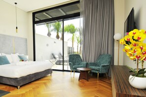 Sengetøy av topp kvalitet, minibar og safe på rommet