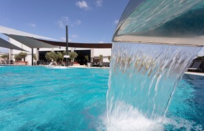 3 piscines intérieures, 2 piscines extérieures, cabanas gratuites
