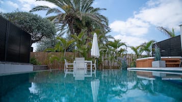 Aquamarine Garden Suite, Private pool & Hot Tub | Luxe beddengoed, een minibar, een kluis op de kamer