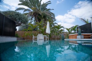 Aquamarine Garden Suite, Private pool & Hot Tub | Literie de qualité, minibar, coffre-fort pour ordinateur portable