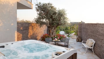 Jasper Garden Suite with Hot Tub | Jetted bathtub
