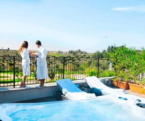 Onyx Luxury Rooftop Suite with Hot Tub | ๊ณ ๊ธ ์นจ๊ตฌ, ๋ฏธ๋๋ฐ, ๊ฐ์ค ๋ด ๊ธ๊ณ , ๊ฐ๊ฐ ๋ค๋ฅธ ์คํ์ผ์ ์ธํ
๋ฆฌ์ด